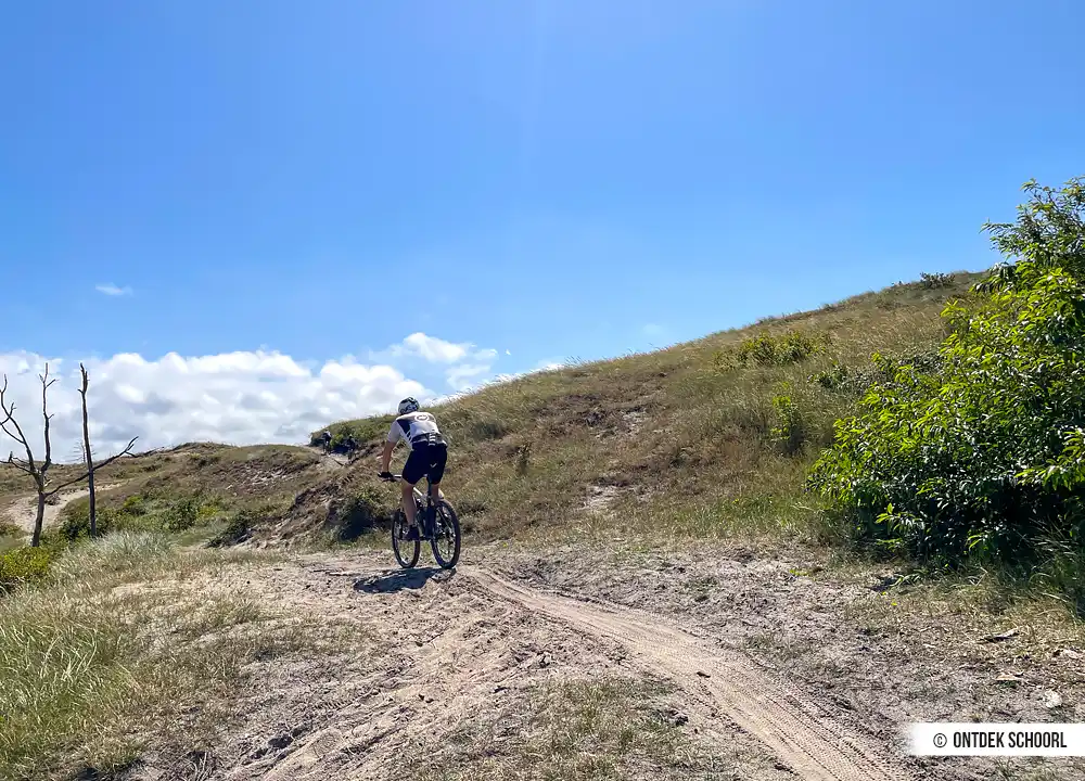 Mountainbiken in de Schoorlse Duinen.
