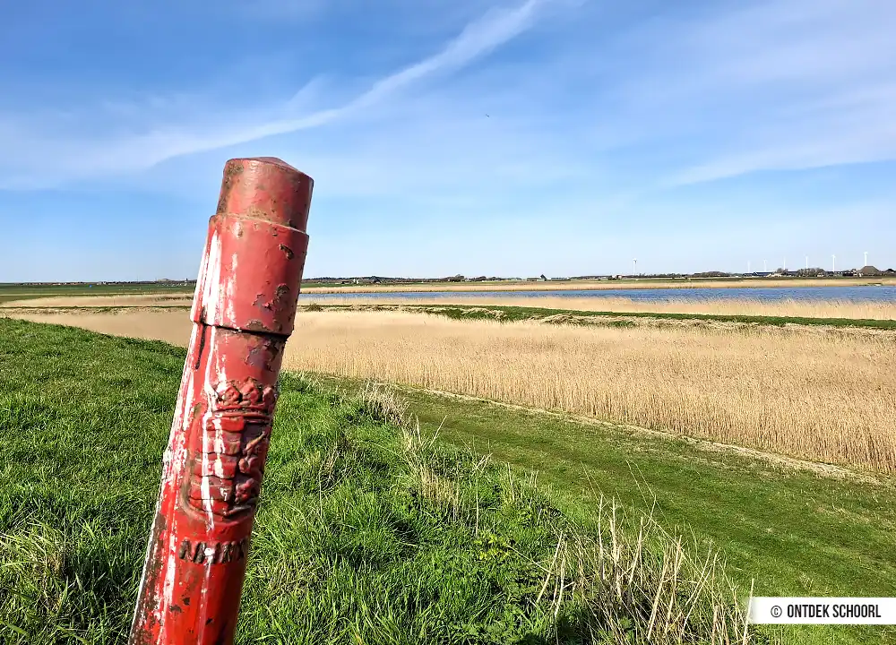 Roter Deichpfahl auf der Oude Schoorlse Zeedijk