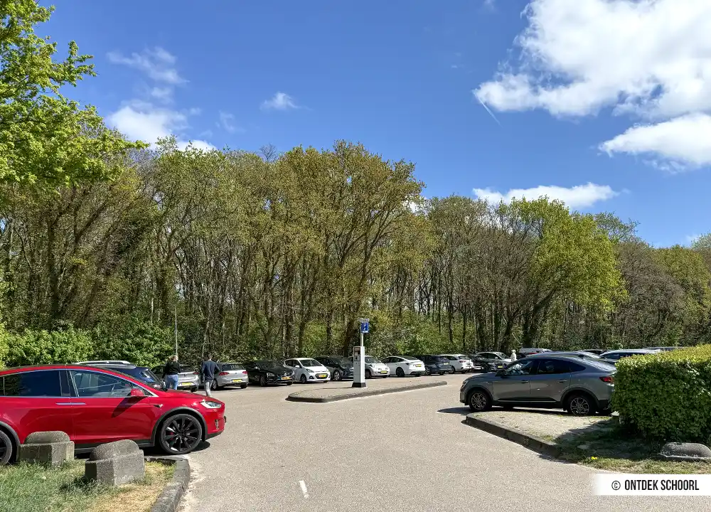 Parkeerplaats aan de Oorsprongsweg in Schoorl