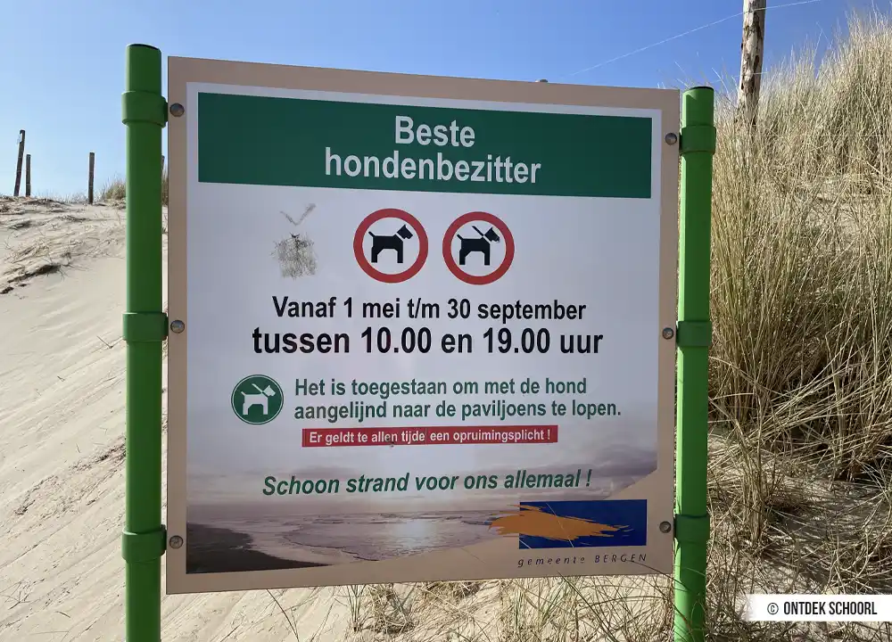 Regels bord stranden Schoorl