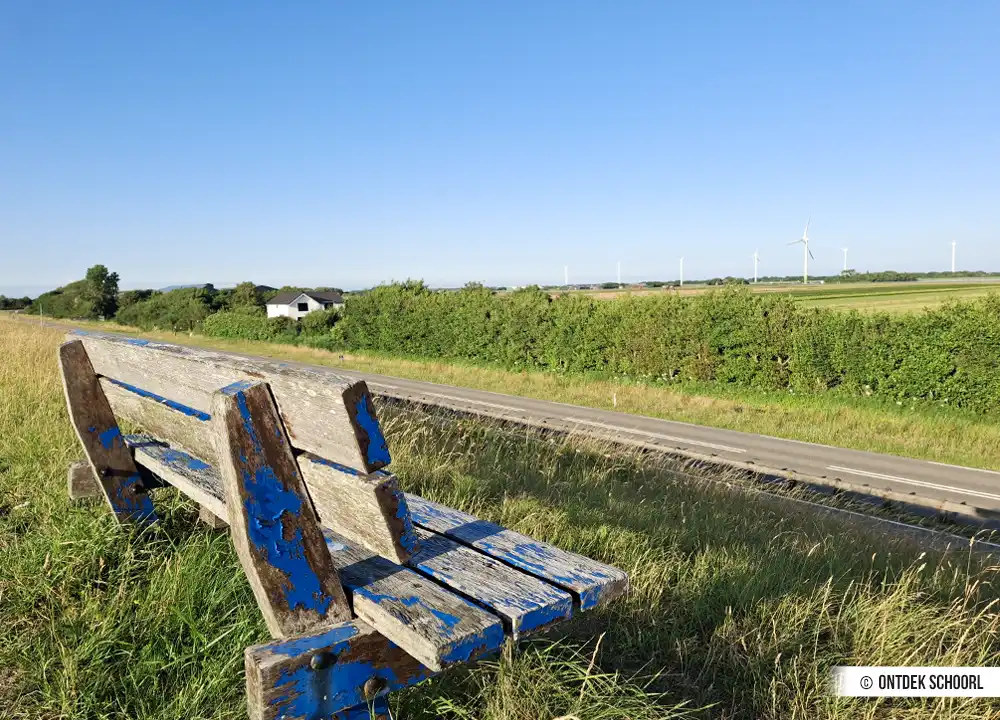 Bankje op dijk in Schoorl.