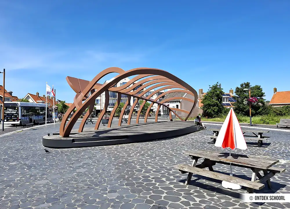 Stalen scheepsskelet op Plein 1945 in Petten.