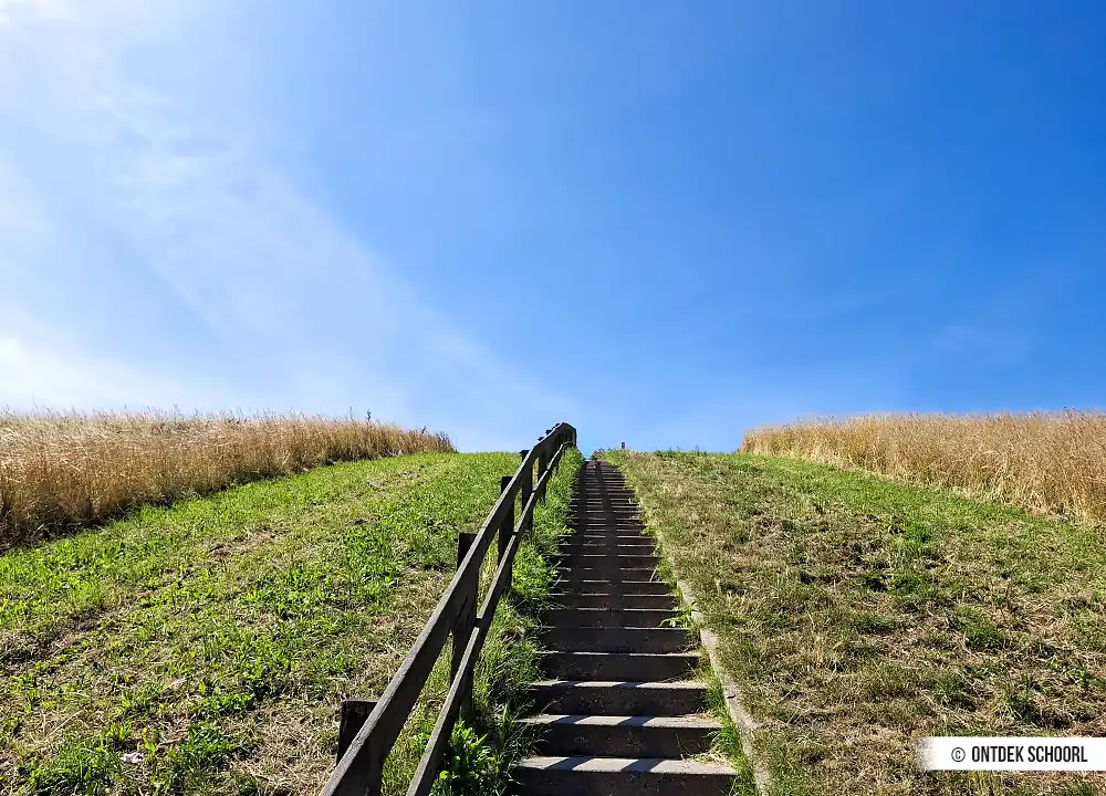 Wandeling over de dijk bij de rode route.