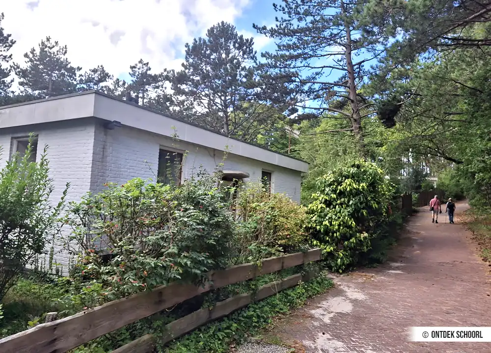 Witte gebouwen in de Schoorlse Duinen.