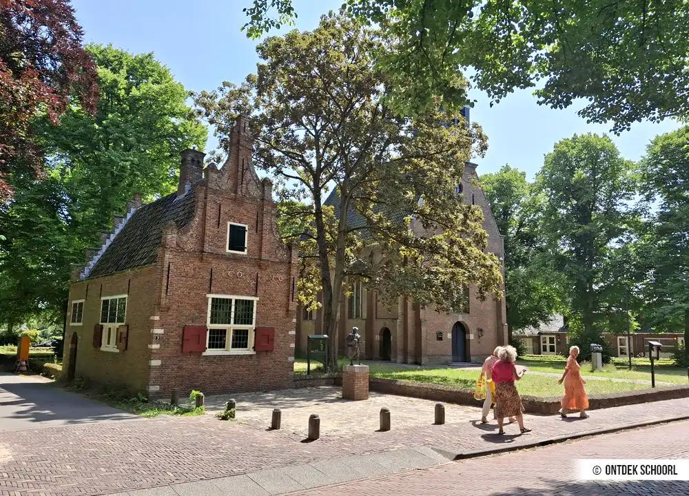 De Hervormde Kerk Schoorl en het karakteristieke Raadhuisje Schoorl.