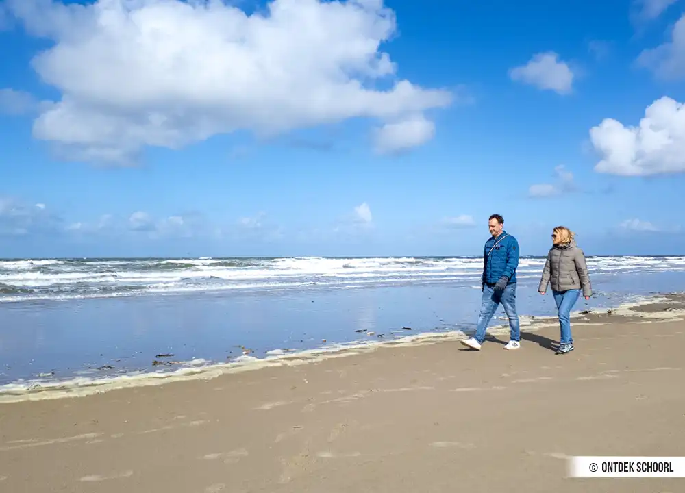 Wandelen op strand Sint Maartenszee