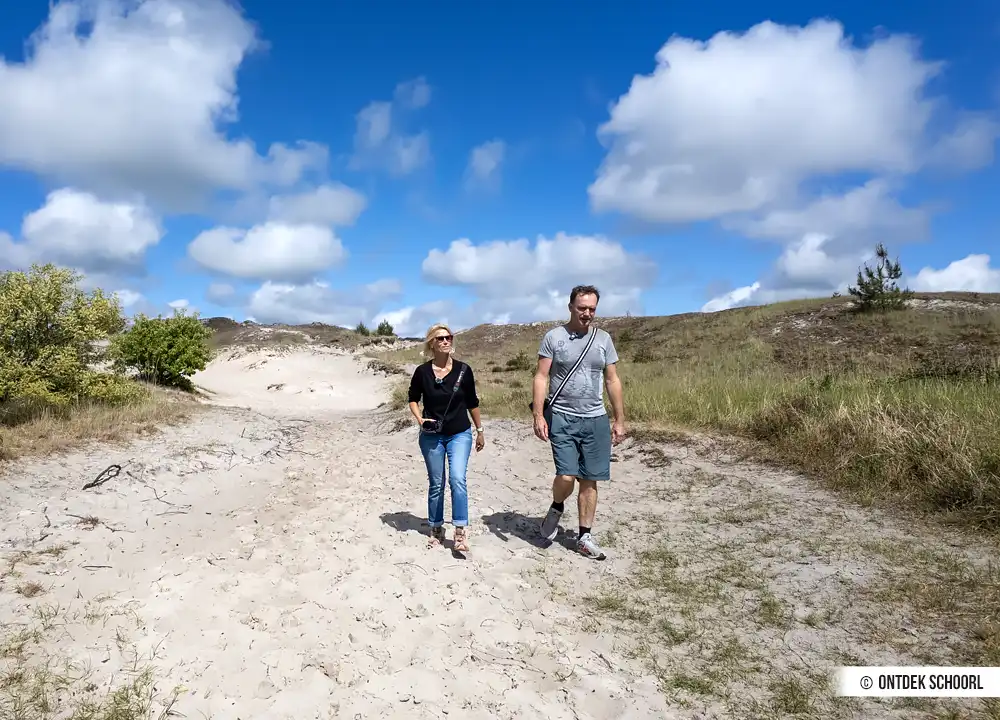 Karin en Richard wandelen de Roetroute in de Schoorlse Duinen. Foto door Frank Schijf.